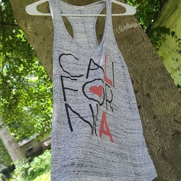3/10$ Free kisses cali tank - Picture 2 of 4